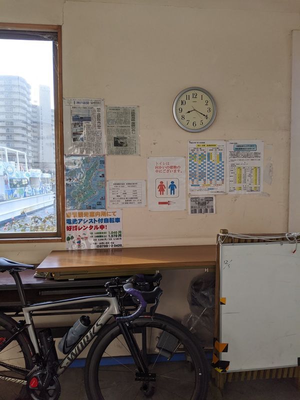 ブラックサンダーを貪りながらサイコンのバッテリーの回復を待ち、PC2の証明となっている時計の写真を撮影する